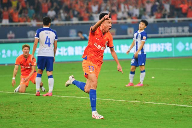 云开体育网站-1次不行再来一次！张弛献绝杀 成队史最年长进球者