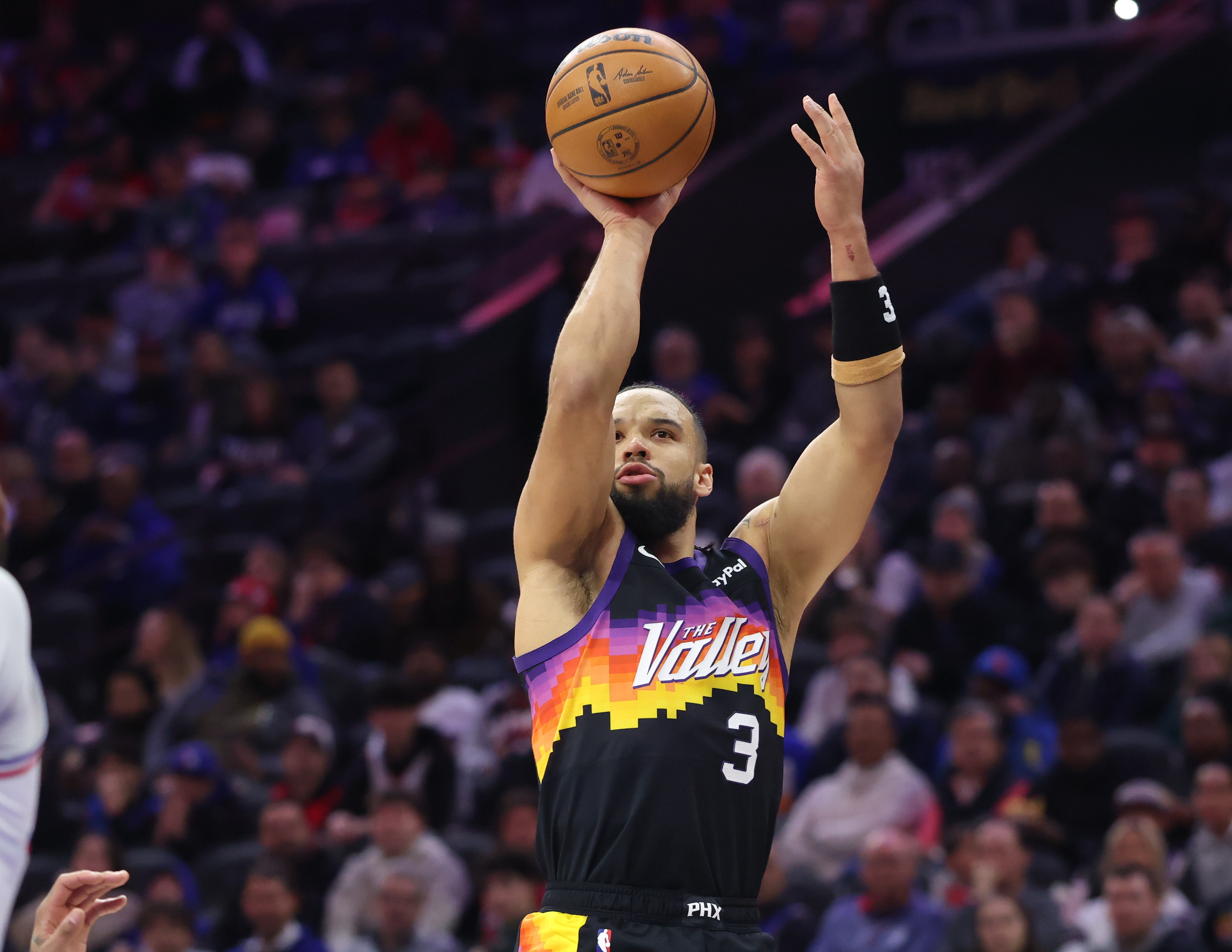 云开体育-铁麻了！狄龙18中4仅拿11分6板2助1断 末节5中0